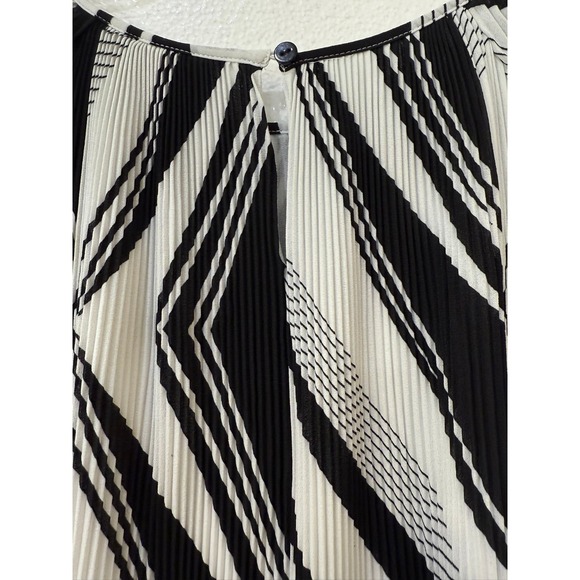 Chico's Size 1 / Medium Black & White Stripe Crinkle Pleated Cold Shoulder Top - Picture 6 of 9